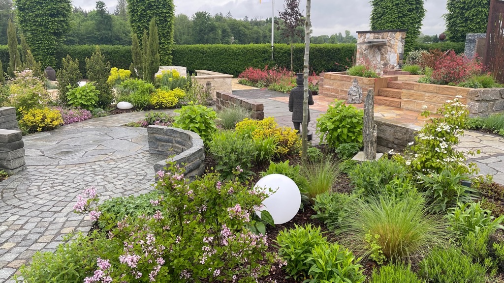 Rasenkantensteine und Randsteine aus Granit