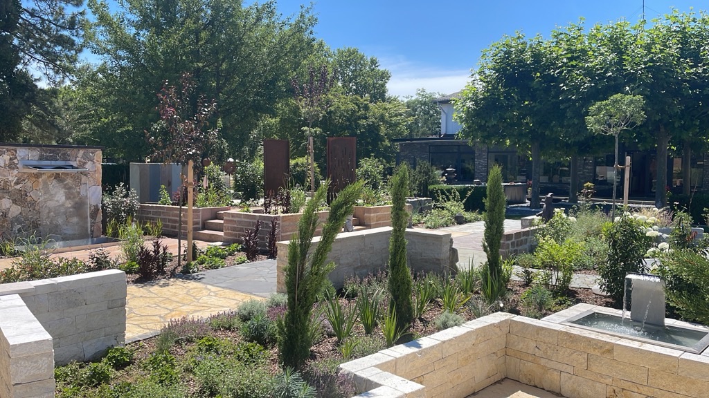 Palisaden und Blockstufen