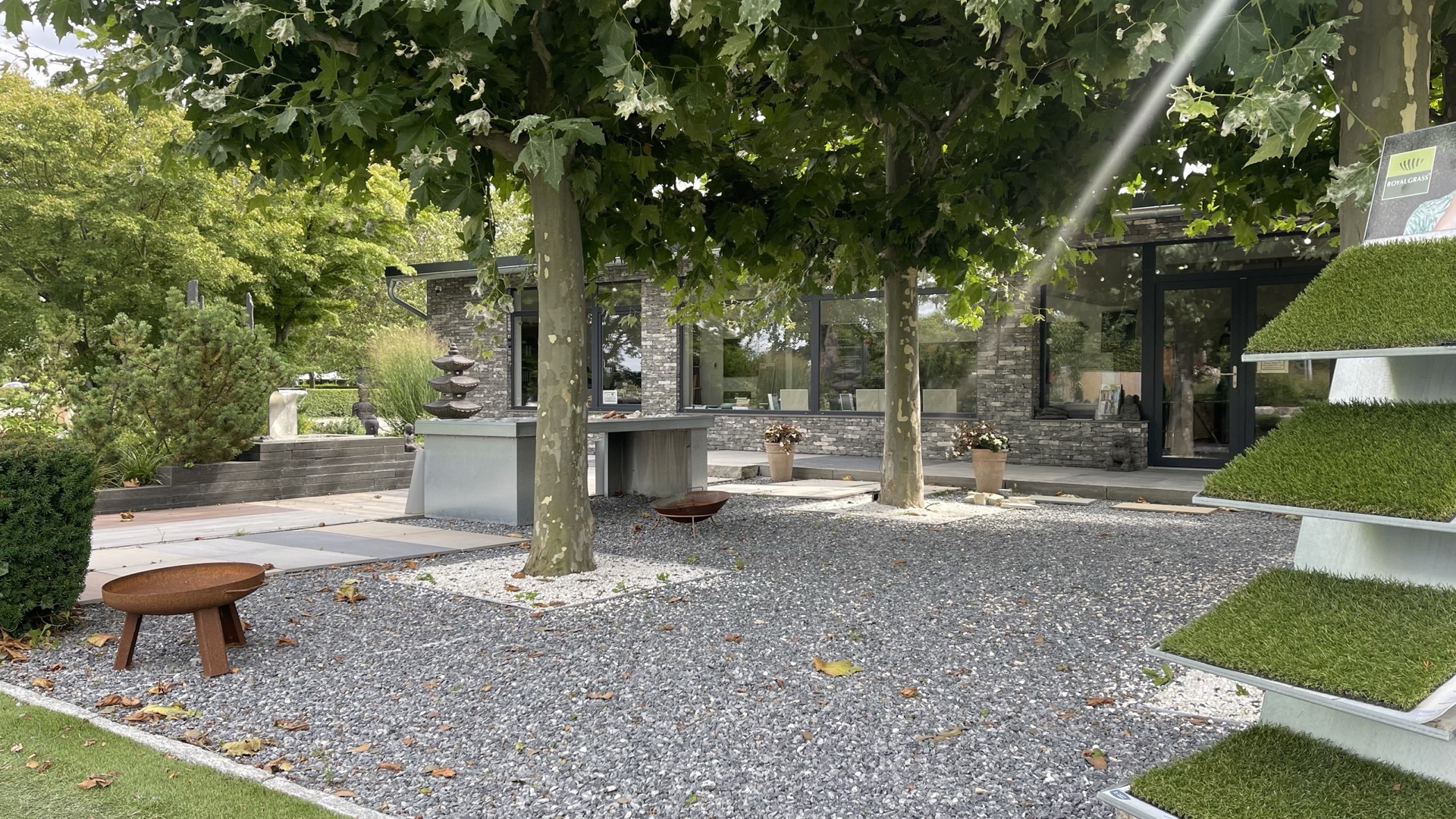 Sonnendurchflutete Gartenausstellung im Natursteinpark